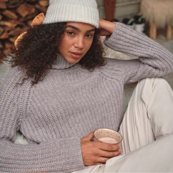 Abercrombie & Fitch Cropped Turtle Neck Sweater - Picture 2 of 6